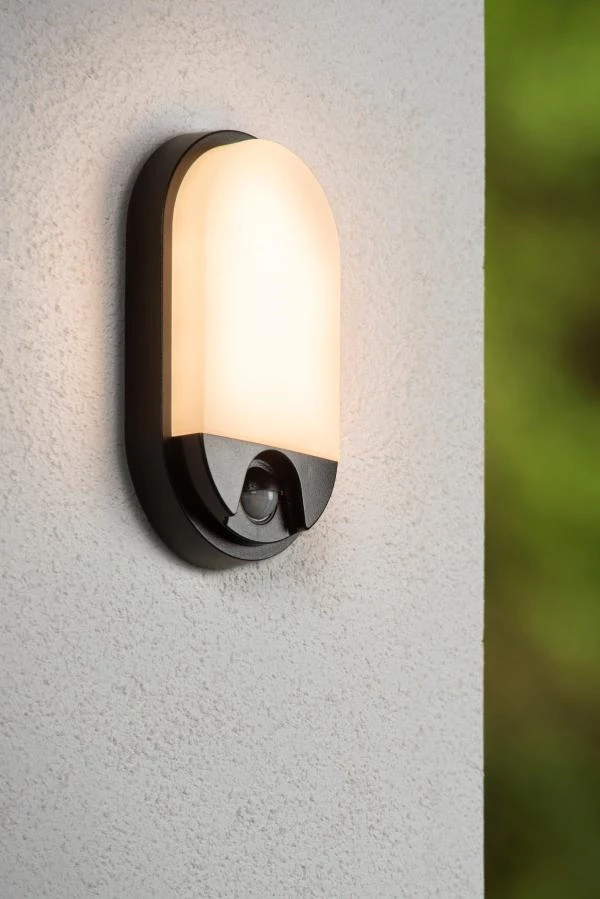 Lucide HUPS IR - Wall light Indoor/Outdoor - LED - 1x10W 3000K - IP54 - Motion & Day/Night Sensor - Black - ambiance 1